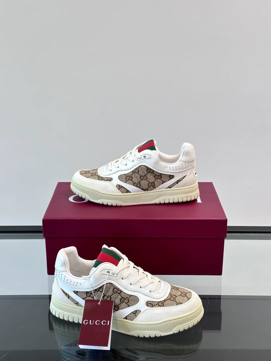 Men's Men's Shoes 💰480 [New Style] 🦨🦨Gucci 𝐆𝐮𝐜𝐜𝐢 𝐑𝐞-𝐖𝐞𝐛 As a sneaker created by Sabato De Sarno for Gucci, the Re-Web series reinterprets the brand's classic stripes, with bold and unique details to set off a modern silhouette design. These shoes are crafted from white leather. This new sneaker is ingeniously decorated with many of the brand's classic details, and is equipped with a bright red and green webbing tongue, which will make people fall in love at first sight. White leather has been specially treated to be soft and shiny, with an embossed grained texture. Script Gucci logo and Interlocking G web label with Interlocking G and script Gucci logo. Rubber outsole with Interlocking G detail eyelets. Web tongue. Size: Female 35-40 (Female 41, 42 customized). Male 38-44 (45, 46 customized)